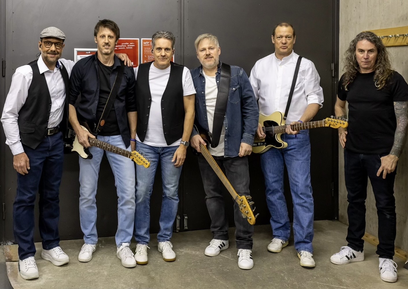 Die sechs Musiker von SQUAW – Bandfoto 2026